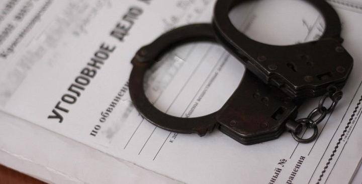 В Пограничном округе Приморья полиция возбудила уголовное дело о фиктивной постановке на учет иностранца Сотрудниками отделения по вопросам миграции отдела МВД России по Пограничному округу в ходе мероприятий по контролю над соблюдением миграционного законодательства выявлен факт фиктивной постановки на учет иностранных граждан. Установлено, что в собственности у 39 – летней местной жительницы находится квартира в селе Нестеровка Пограничного округа. В нарушение установленного порядка регистрации собственница осуществила фиктивную постановку на учет иностранного граждан без фактического предоставления ему жилого помещения для проживания. По данному факту подразделением дознания отдела МВД России по Пограничному округу возбуждено уголовное дело по статье 322.3 Уголовного кодекса Российской Федерации фиктивная постановка на учет иностранного гражданина по месту пребывания в Российской Федерации . В отделе полиции подозреваемая дала признательные показания, пояснив, что таким образом решила помочь своему знакомому - иностранному гражданину, который попросил ее зарегистрировать, в принадлежащей ей квартире. Она достоверно знала, что иностранец по месту регистрации проживать не будет, так как фактически проживал по другому адресу. В соответствии с российским законодательством мигрант снят с регистрационного учета. Отдел МВД России по Пограничному округу обращает внимание принимающих сторон: фиктивная постановка на миграционный учет по месту пребывания в жилом помещении влечет уголовную ответственность в соответствии со статьями 322.2 и 322.3 Уголовного кодекса Российской Федерации, максимальная санкция по которым предусматривает наказание от штрафа в размере до 500 тысяч рублей до лишения свободы на срок до трех лет. Полиция Приморья