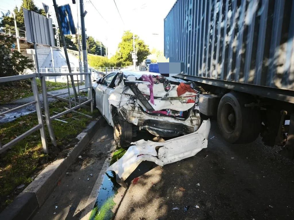 В Сочи в результате ДТП с участием грузовика пострадали двое детей В Сочи из за ДТП с участием грузового автомобиля пострадали двое детей сообщает пресс служба ГУ МВД по Краснодарскому краю На перекрестке в поселке Лазаревское 58 летний водитель грузового автомобиля Фотон столкнулся с Тойотой которая стояла на красный сигнал светофора В легковом автомобиле находились дети двух и пяти лет После удара грузовик продолжил движение и столкнулся с легковым автомобилем ИЖ 49 летний водитель которого также пострадал О состоянии пострадавших не сообщается По факту ДТП сотрудники полиции проводят доследственную проверку