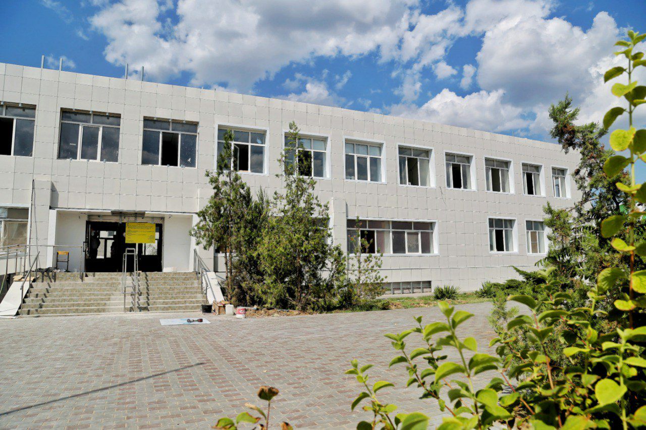 В Астрахани к сдаче в эксплуатацию готовится школа на 700 человек  Капитальный ремонт образовательного учреждения, расположенного в селе Три Протока Приволжского района Астраханской области, ведется в рамках национального проекта «Молодежь и дети». Объект накануне проинспектировал губернатор Игорь Бабушкин.     Подробнее: