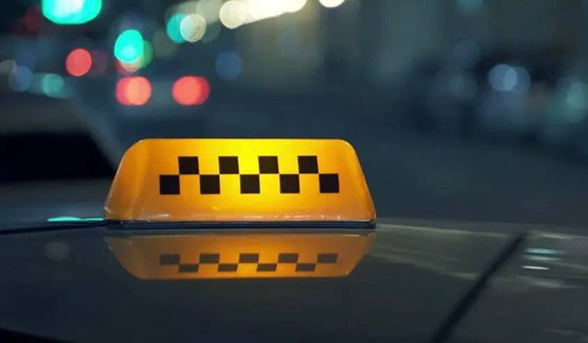 В Петербурге не стали ввозить запрет на работу мигрантов в такси и доставках. Мера должна была вступить в силу с 1 июля, но оказалось, что пока иностранцев никем заменить. Проект о запрете мигрантам работать в этих сферах отложен на неопределенный срок. При этом отмечается, что власти города не отказались от планов по его принятию. Обсуждая эту инициативу, участники рынка высказывали опасения, что в случае введения запрета Петербург может стать городом с самым высоким вознаграждением курьеров в стране, а стоимость доставки при этом увеличится в два раза. Такси, по прогнозам экспертов, подорожает на 10-50%, а время ожидания заказа вырастет из-за нехватки водителей. Аналогичная ситуация сложилась в Нижегородской области. Там отменили введеный в марте запрет на работу мигрантов в общепите, гостиницах, такси и клининге. Снять ограничения попросили предприниматели, объяснив, что работать в этих сферах некому. Кроме того, отсрочить до декабря запрет мигрантам работать на стройках решили в Краснодарском крае. Российские журналисты промониторили реакцию СМИ республик бывшего СССР, а также комментарии мигрантов в соцсетях и обнаружили заявления вроде «без наших специалистов никуда», «без мигрантов все рухнет, не на ком возить, строить и таскать», «аристократы голубых кровей не стали работать в доставке, такси и на стройках?» Прежде, чем принимать запреты, нужно подготовиться к экономическим последствиям, включая нехватку рабочей силы и рост цен на услуги. Нужно не просто ограничивать, а грамотно регулировать рынок такси, доставки, чтобы сделать города безопаснее и комфортнее, но при этом не навредить экономике.