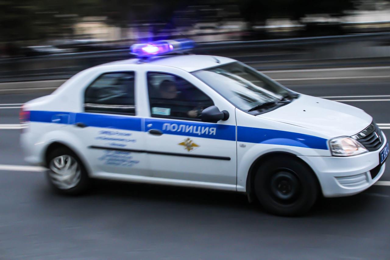 В Щелково задержан подозреваемый в попытке сбыта 15 кг наркотиков В Щелково был задержан 37-летний водитель автомобиля, припаркованного возле дома. Во время досмотра машины под обшивкой задних дверей обнаружился 31 пакет с веществом общей массой 15 кг, передает пресс-служба областного управления МВД РФ. По данным экспертизы, вещество из двух исследованных свертков содержит производное N-метилэфедрона весом 1 кг. Остальную часть изъятого проверят в рамках предварительного расследования. Задержанный объяснил, что по указанию куратора забрал из тайника наркотики и спрятал их в своем автомобиле. Дальше он должен был перевезти партию в Санкт-Петербург и разложить по нескольким тайникам. Возбуждено уголовное дело, мужчина останется под стражей на время дальнейших проверок.