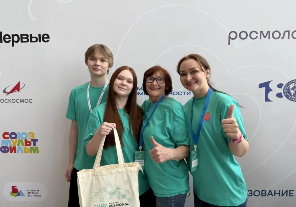 Семья пензенского педагога представит регион в полуфинале конкурса Это у нас семейное Семья Екатерины Якимычевой руководителя физического воспитания Пензенского колледжа современных технологий переработки и бизнеса вышла в полуфинал всероссийского конкурса Это у нас семейное который с 2025 года стал частью национального проекта Семья После успешного прохождения дистанционного этапа семья отправилась в Санкт Петербург для участия в полуфинале В ходе дистанционного отбора семья Якимычевых продемонстрировала свои навыки и знания в различных областях включая спорт сохранение семейных традиций служение Отечеству и эрудицию В очном полуфинале за выход в финал будут соревноваться около 300 семей со всей России пензенскаяобласть это у нас семейное penzregru