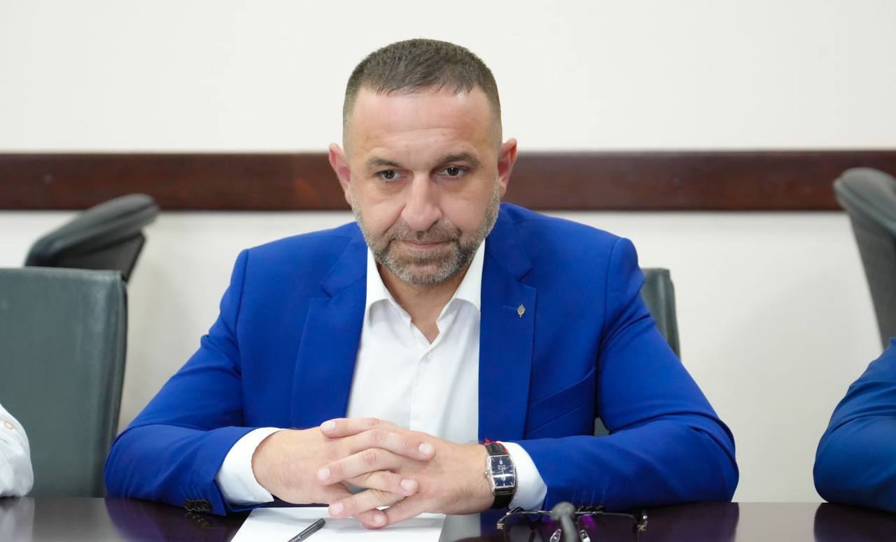 Известный актёр ушёл с поста министра в Северной Осетии Сослан Фидаров покинул пост министра культуры республики по собственному желанию. Указ подписал глава РСО-Алания Сергей Меняйло. Фидаров, который известен по роли Пиночета в фильме «9-я рота», возглавлял министерство с октября 2023 года. «ВКонтакте» и в «Одноклассниках», чтобы быть в курсе самых интересных новостей Кавказа. Фото: телеграм-канал Сослана Фидарова. -канал АиФ – Северный Кавказ