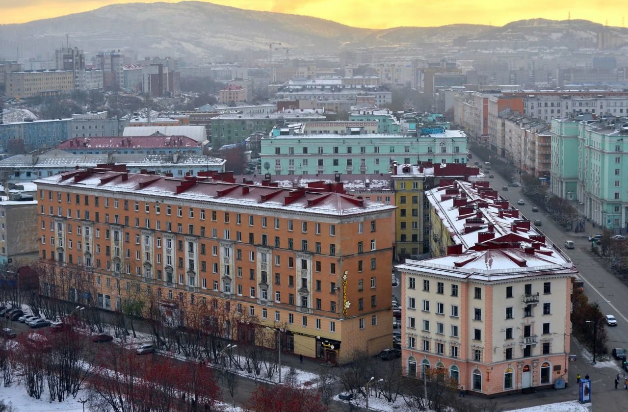 Жители Мурманской области с 1 января 2026 года смогут получить 51 тыс рублей за совет переехать в регион Деньги будут назначаться для тех кто пригласил новых жителей на работу или учебу Вознаграждение действует как часть программы привлечения кадров Арктический маяк Ранее ее участникам платили по 15 тыс за приглашение переселенцев Больше новостей в Daily News