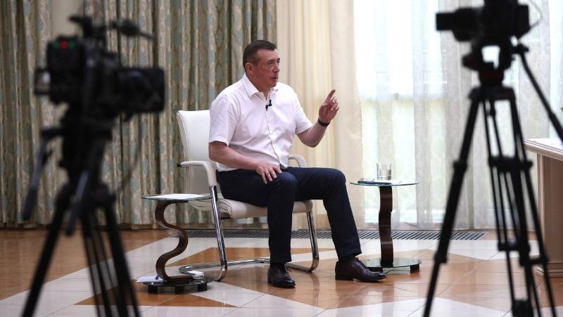 «Отличная работа губернатора Сахалинской области»: депутат облдумы о прямой линии Лимаренко Губернатор Сахалинской области провел прямую линию, в ходе которой ответил на волнующие вопросы местных жителей. Депутат областной Думы Владимир Розумейко отметил хорошую и систематическую работу губернатора Валерия Лимаренко над лекарственным обеспечением островитян. Отличная и системная работа губернатора Сахалинской области! Крайне значимо, что власти следят за ценами и доступностью медикаментов, а не просто отчитываются цифрами. Постепенно ситуация меняется к лучшему, и это заслуживает уважения, — дополнил Владимир Розумейко. Депутат отметил, что жители отдаленных районов нуждаются в особом внимании. Контроль за закупкой жизненно важных лекарств для них особенно важен. Вопрос обеспечения населения лекарствами строго регулируется правительством. ——— : Прислать нам новость: