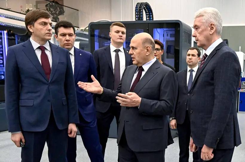 Высшее образование в России необходимо переориентировать туда где сегодня и в перспективе сосредоточены основные инвестиции государственные программы национальные проекты заявил премьер РФ Михаил Мишустин Глава правительства в понедельник посетил новый центр практической подготовки для машиностроения на базе ОЭЗ Технополис Москва И мы в этом смысле меняя программу среднего профессионального образования также должны подойти к высшему образованию сделать его профессионально ориентированным туда где основные инвестиции государственные программы национальные проекты Я надеюсь на то что в ближайшее время мы увидим результаты сказал Михаил Мишустин По его словам результатами должно стать в первую очередь выполнение национальных целей развития Премьер отметил что запущенные в России нацпроекты направлены и на то чтобы сбалансировать программу подготовки кадров саму систему образования Мишустин также упомянул большое число специалистов с высшим образованием чьи специальности не были востребованы на предприятиях и в организациях То что мы сделали прогноз помогло все переориентировать Это в первую очередь прогноз в кадрах на пятилетку в национальном проекте Кадры по фактическому классификатору специальностей Оказалось что больше 70 рабочих специальностей сегодня нужны стране И тот государственный заказ который есть да и инвестиции частных предприятий нуждаются в этих профессионалах добавил премьер Интерфакс Читайте вместе с нами новости Университетов РФ