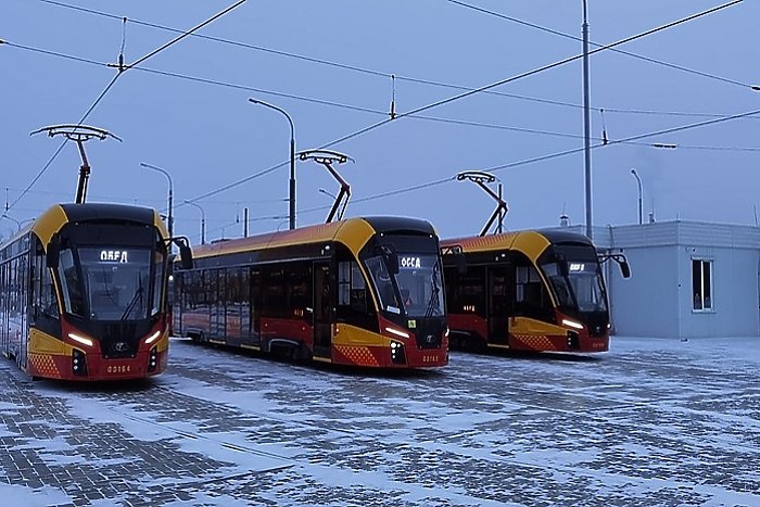 Скорость общественного транспорта ограничили в Екатеринбурге из за мороза В Екатеринбурге из за сильных морозов ограничили скорость общественного транспорта Об этом сообщили в городском департамента транспорта Из за понижения температуры до 25 градусов введены временные ограничения скорости Трамвай 25 км ч Троллейбус 35 км ч Ограничения нужня для снижение риска повреждения инфраструктуры и действуют до стабилизации погодных условий отметили в ДИПе uralweb ru