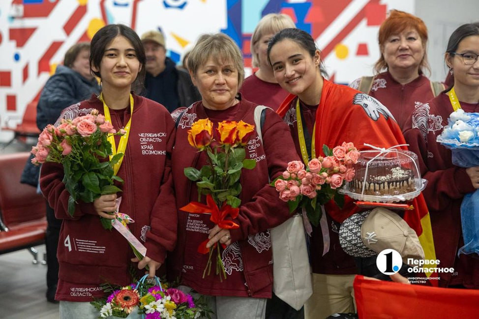 В праздничный день 4 ноября о главном в дайджесте ИА Первое областное Губернатор Челябинской области Алексей Текслер поздравил южноуральцев с Днем народного единства Он также стал гостем праздничного телемарафона Все для Победы Там он рассказал что регион оказывает помощь более 60 подразделениям СВО Для бойцов работают реабилитационные и оздоровительные центры 145 летний храм в Кусе отмечает престольный праздник иконы Казанской Богоматери В 2026 году на Южном Урале появятся 7 модельных библиотек и 6 культурно просветительских центров Победители чемпионата Абилимпикс вернулись домой Челябинская спортсменка стала абсолютной чемпионкой России по фитнесу Южноуральцев предупредили об образовании тонкого льда на водоемах На Челябинскую область надвигается метель Подписаться Прислать новость Подпишись на МАХ