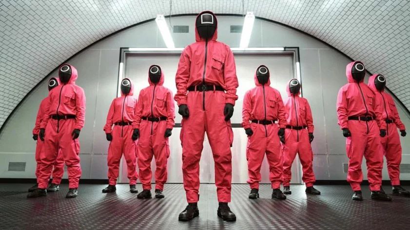 Netflix выпустили тизер последнего сезона «Игры в кальмара» Netflix представил первый видео-тизер третьего и заключительного сезона «Игры в кальмара». Премьера назначена на 27 июня. Южнокорейский сериал, ставший мировым феноменом после выхода в 2021 году, завершится этим летом. Как стало известно ранее, второй сезон был разделён на две части, и теперь третий сезон официально станет финальной главой. В опубликованном тизере можно увидеть возвращение главного героя Сон Ги Хуна, а также новые фрагменты загадочной игры. Ожидается, что заключительный сезон раскроет главные тайны организаторов игры и поставит точку в истории сопротивления. Кадр из сериала "Игра в кальмара" /CentralMediaNews