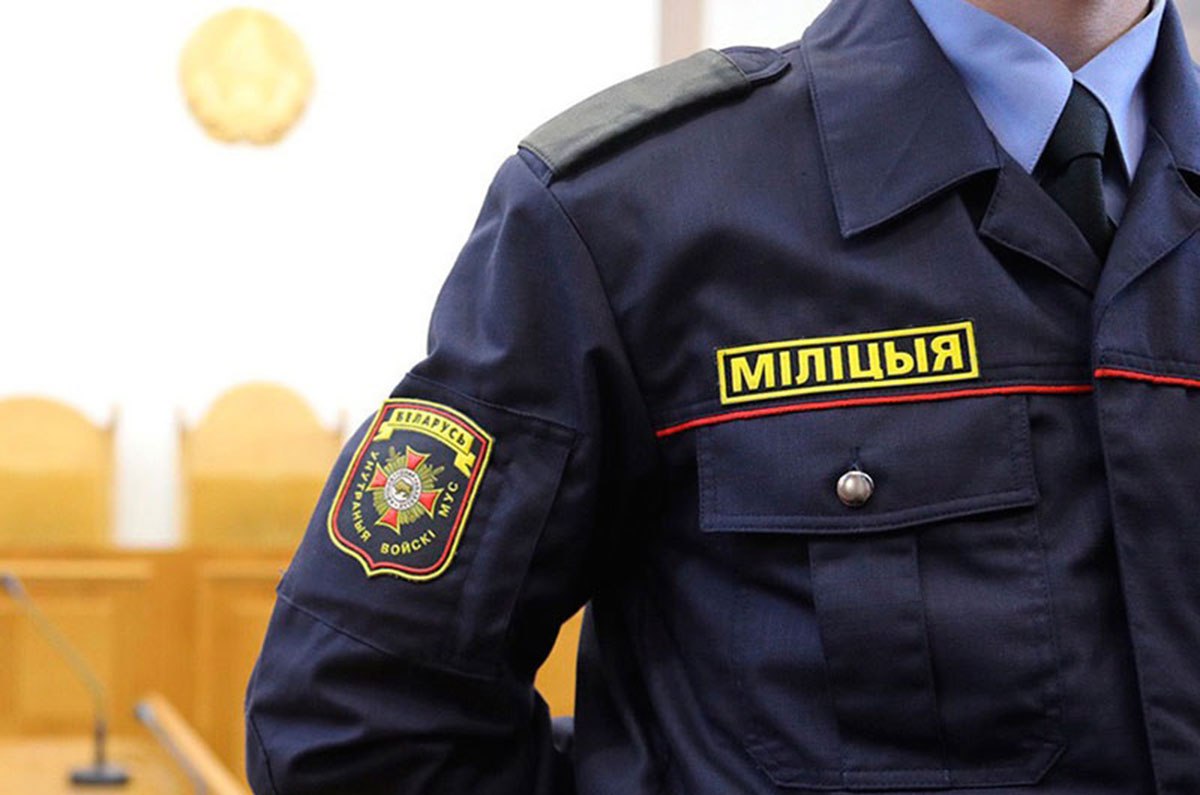 Милиция обеспечит правопорядок во время выпускных: наряды будут дежурить в усиленном режиме Сегодня у выпускников 9-11 классов – торжества, приуроченные к окончанию учебного года. В целях обеспечения правопорядка в учебных заведениях будут дежурить сотрудники милиции и усилен пропускной режим. Экипажи Госавтоинспекции уделят пристальное внимание дорожной безопасности возле школ. Под контролем будут находиться места массового пребывания: парки, скверы, набережные. Главная задача — предотвратить происшествий. Напоминаем участникам торжеств: за распитие алкогольных, слабоалкогольных напитков или пива в общественном месте либо появление там в состоянии опьянения предусмотрена административная ответственность. Кроме того, с 23.00 до 6.00 не допускается нахождение несовершеннолетних в возрасте до 16 лет вне дома без сопровождения родителей.