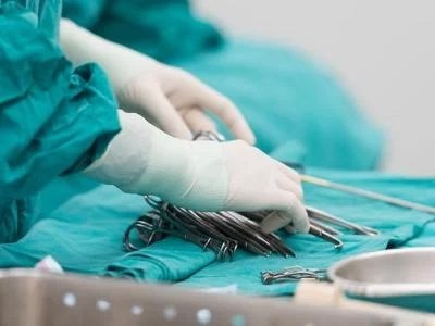 В Нижнем Тагиле операция на дому привела к смерти пациентки. Хирург предстанет перед судом. Врач оперировал женщину с циррозом печени, которой нужно было удалить жидкость из живота. В итоге хирург случайно вызвал кровотечение, задев вену. Плюсом условия проведения операции не были стерильными. Всё это привело к ухудшению состояния пациентки, и медик вызвал скорую для экстренной госпитализации. Но спасти женщину не удалось, несмотря на оказанную медицинскую помощь в больнице, она умерла в тот же день. Теперь хирургу грозит до трёх лет лишения свободы за причинение смерти по неосторожности. Подписаться Новости Екатеринбурга