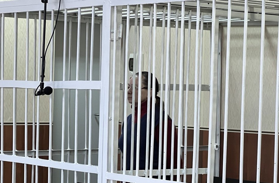 Суд вынес приговор сибирякам которые до смерти замучили чужого ребенка якобы изгоняя из него некую сущность Женщине дали четыре года колонии сообщили в СК по Новосибирской области В региональной прокуратуре добавили что подсудимая также должна выплатить 700 тыс рублей в пользу родителей погибшей девочки В отношении ее мужа уголовное дело прекратили поскольку он умер  Трагедия случилась в июне 2024 года в одном из сел Новосибирского района Местная жительница попросила своих знакомых присмотреть за тремя детьми с 14 по 17 июня Одна из девочек показалась им одержимой нечистой силой Все это время супруги издевались над ней снимая все на камеру Полагая что в 9 летней девочке живет некая сущность подсудимые решили ее изгнать В течение четырех дней они не кормили ребенка твердой пищей принуждали стоять на крапиве обнаженными ногами избивали крапивой бельевой веревкой прутом подчеркнули в прокуратуре Кроме того мужчина насильно влил девочке не менее 8 литров воды Из за этого ребенок отравился и скончался в тот же день в больнице РЕН ТВ в Telegram в MAX