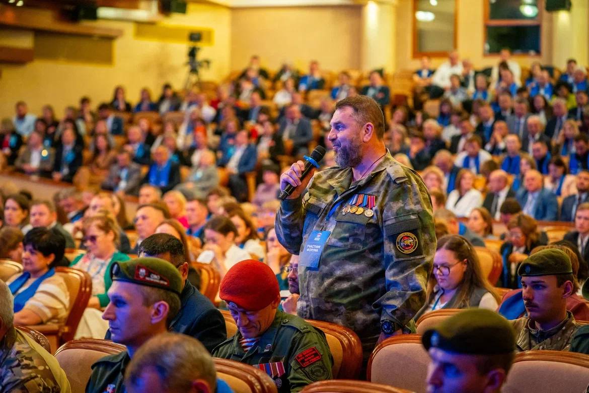 Форум муниципальных депутатов Югры объединил более 900 активистов и сторонников «Единой России». Ключевые задачи взаимодействия с жителями, реализацию народной программы и меры поддержки участников СВО обсудили на дискуссионной площадке вместе с секретарем Генерального совета партии, первым заместителем председателя Совета Федерации РФ Владимиром Владимировичем Якушевым. Председатель «Единой России» Дмитрий Анатольевич Медведев объявил 2025 год Годом муниципального депутата, что подчеркивает значимость этой роли в системе власти. Выступая связующим звеном между государством и жителями, депутаты своей работой напрямую влияют на благополучие граждан. Правительство Югры уделяет большое внимание взаимодействию профильных ведомств с депутатским корпусом. Ведь именно депутаты лучше всего знают о потребностях своих избирателей и могут оперативно реагировать на полученные запросы. Цель, поставленная партией, в укреплении связи с первичными отделениями и вовлечении в реализацию народной программы, направлена в том числе на решение вопросов, поставленных жителями округа и перед Правительством Югры, и перед депутатами. Совместными усилиями мы создаем эффективную систему, в которой голос каждого будет услышан. Предложил сделать Форум ежегодным региональным событием для обсуждения совместных планов. Это особенно важно при решении предстоящих задач и вызовов, которые стоят перед регионом и всей страной. Работая сообща, продолжим создавать условия, при которых каждый житель Югры будет чувствовать поддержку и видеть реальные улучшения в качестве жизни.