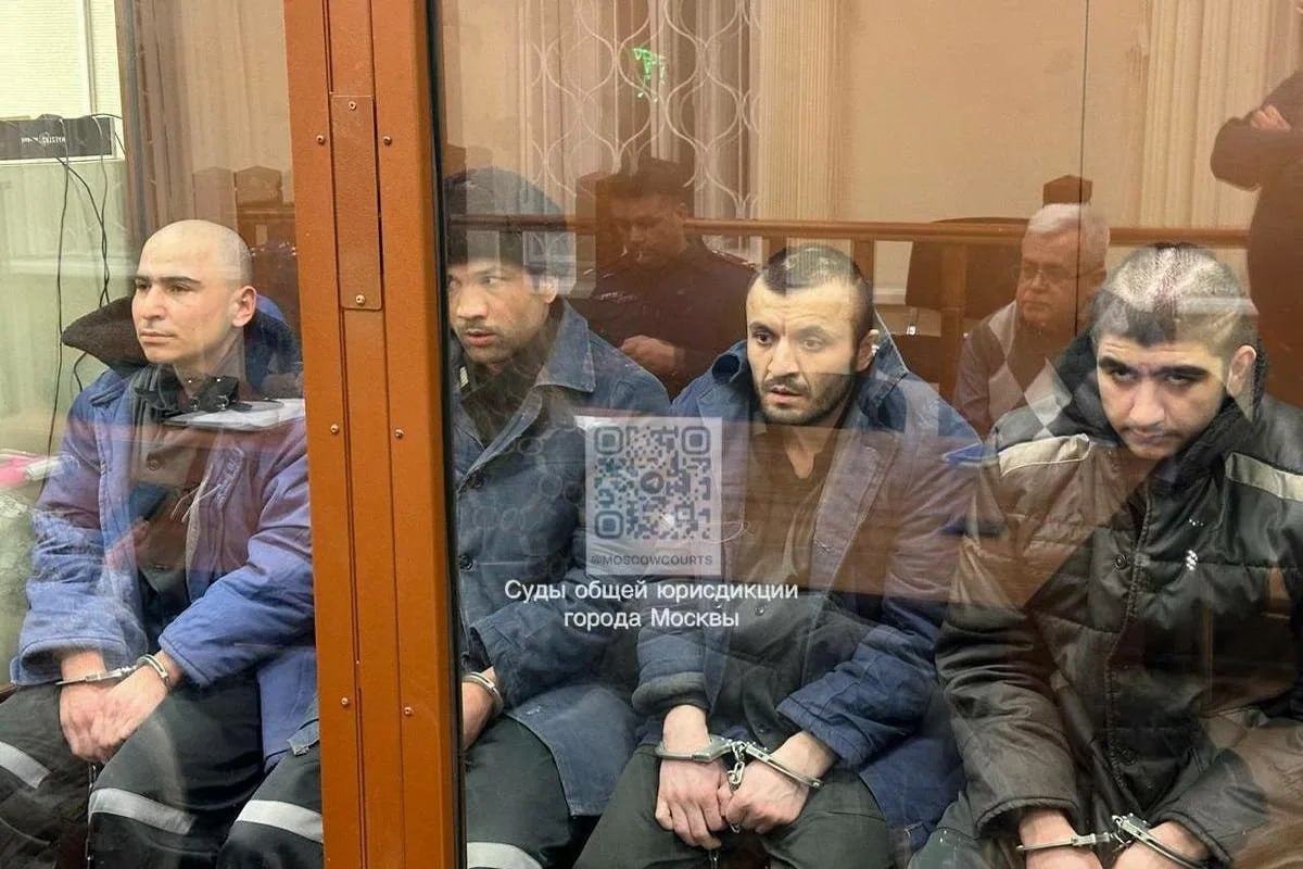 Террорист из Новосибирска после атаки в «Крокусе» сбил семью на переходе Террорист Далерджон Мирзоев после нападения на торговый центр умышленно сбил семью с детьми на пешеходном переходе — об этом сообщают РИА Новости со ссылкой на материалы дела. Мирзоев за рулём «Рено» наехал на четырёх человек, включая несовершеннолетних. Пострадавшие получили травмы разной степени тяжести. Следствие считает, что это было продолжением его террористических действий. Напомним, теракт в «Крокусе» произошёл 22 марта 2024 года. Погибли более 140 человек, свыше 330 получили ранения. Внесён в перечень террористов и экстремистов Росфинмониторинга. Фото: Суды общей юрисдикции Москвы Прислать новость