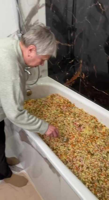 Женщина готовит ванну оливье к Новому году, вызывая бурю обсуждений в соцсетях