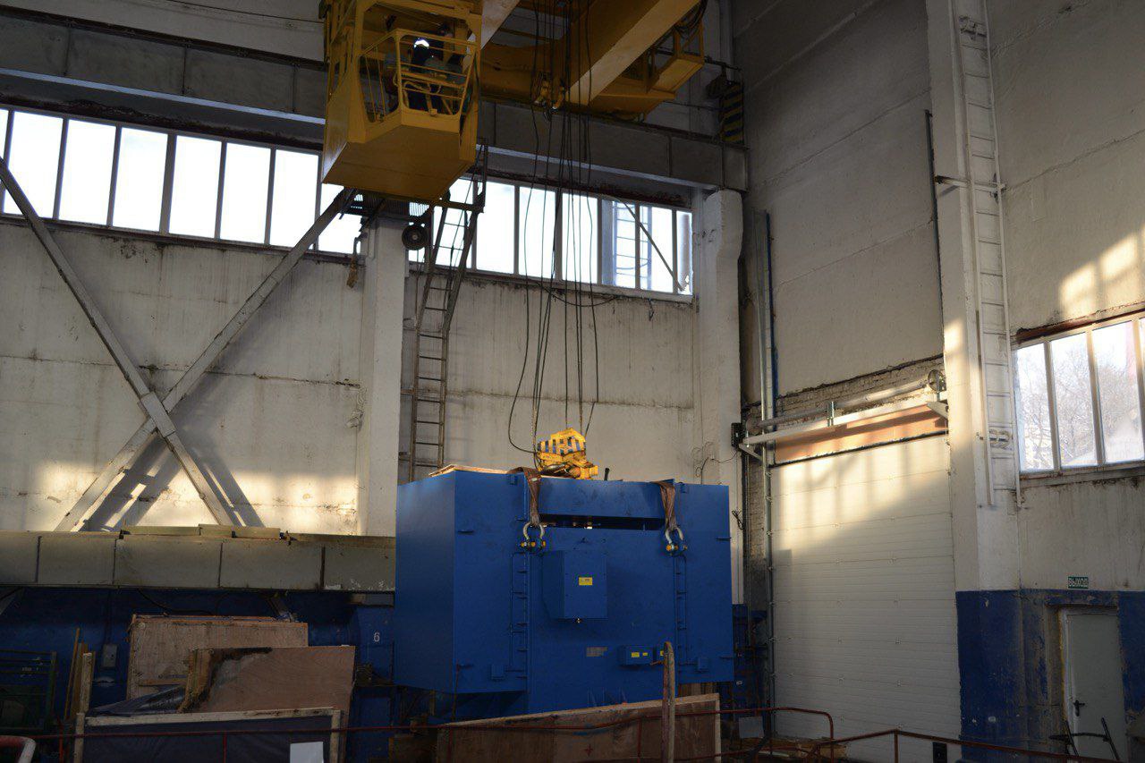 Генерация На Барнаульской ТЭЦ 3 продолжается модернизация циркуляционной насосной Общие вложения СГК в данный инвестиционный проект составляют 340 млн рублей На станции проведён монтаж второго нового насоса из четырёх запланированных  Модернизация циркуляционной насосной позволит существенно повысить энергоэффективность а установка новых современных электродвигателей с большим КПД заметно снизит расход электроэнергии на собственные нужды станции Стабильный расход охлаждающей воды поможет поддерживать более глубокий вакуум в конденсаторах турбин что очень важно для КПД турбоагрегата и выработки электроэнергии Директор Барнаульской ТЭЦ 3 Юрий Карпов Комплекс новых насосов позволит гибко распределять нагрузку между ними повышая надёжность при выходе из строя одного из них Результатом для потребителей будет стабильность энергоснабжения а для станции снижение затрат и повышение надёжности Ещё два циркуляционных насоса на Барнаульской ТЭЦ 3 планируется заменить в течение 2026 года