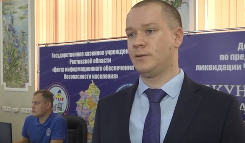 В Ростове возбудили уголовное дело на начальника ЦИОН из-за неработающих камер Следственный комитет возбудил уголовное дело на руководителя одного из государственных учреждений региона. Его подозревают в халатности при осуществлении работ по закупке услуг видеонаблюдения. Об этом сообщили в пресс-службе СУ СК по Ростовской области. «По версии следствия, в апреле 2024 года фигурант заключил с организацией государственный контракт на оказание услуг видеонаблюдения на территории субъекта. Согласно его условиям, 254 камеры должны были осуществлять передачу видеопотока, что фактически не выполнялось», — отметили в ведомстве. По данным источника 1rnd в правоохранительных органах речь идет о начальнике центра информационного обеспечения безопасности населения ЦИОН региона Сергее Берлизове. По версии следствия Берлизов не проверил работу системы видеонаблюдения, которая должна была быть частью системы безопасного города, различать лица и передавать информацию в экстренные службы. И при этом он перечислил 1,6 млн рублей за выполненные работы. На прошлой неделе у Берлизова и его заместителя прошли обыски. Также обыски прошли у сотрудников «Ростелекома», который выступал подрядчиком. ЦИОН отвечает за развитие экстренных служб и систем безопасности Роствоской области - в его структуре системы "Безопасный город", 112, а также горячие линии 122 и 117.