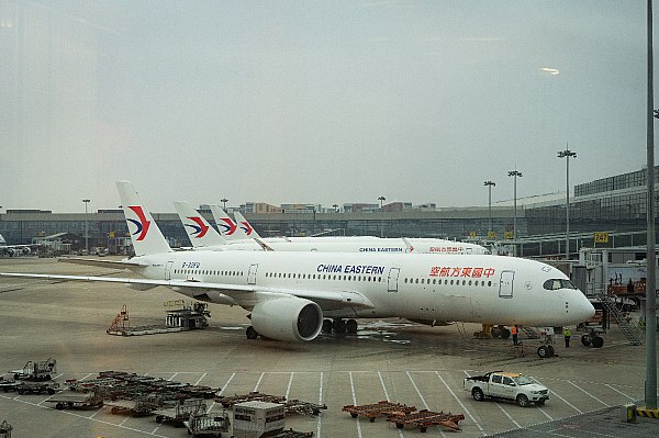 Китайская авиакомпания China Eastern Airlines с ноября запустит рейсы из Шанхая в Нью Дели Авиакомпания КНР China Eastern Airlines с 9 ноября запускает рейсы из Шанхая в Нью Дели Полеты запланированы три раза в неделю по средам субботам и воскресеньям Об этом сообщает Интерфакс со ссылкой на Channel News Asia Телеканал напоминает что страны находятся в процессе восстановления прямого авиасообщения прерванного из за пограничных столкновений Ранее в октябре в МИД Индии заявили что страны возобновят коммерческие рейсы после пятилетнего перерыва Ранее авиакомпания IndiGo возобновила рейсы из Калькутты в Гуанчжоу В Международном аэропорту Гуанчжоу Байюнь в свою очередь призывали открыть больше прямых рейсов между странами aviaru net n288925