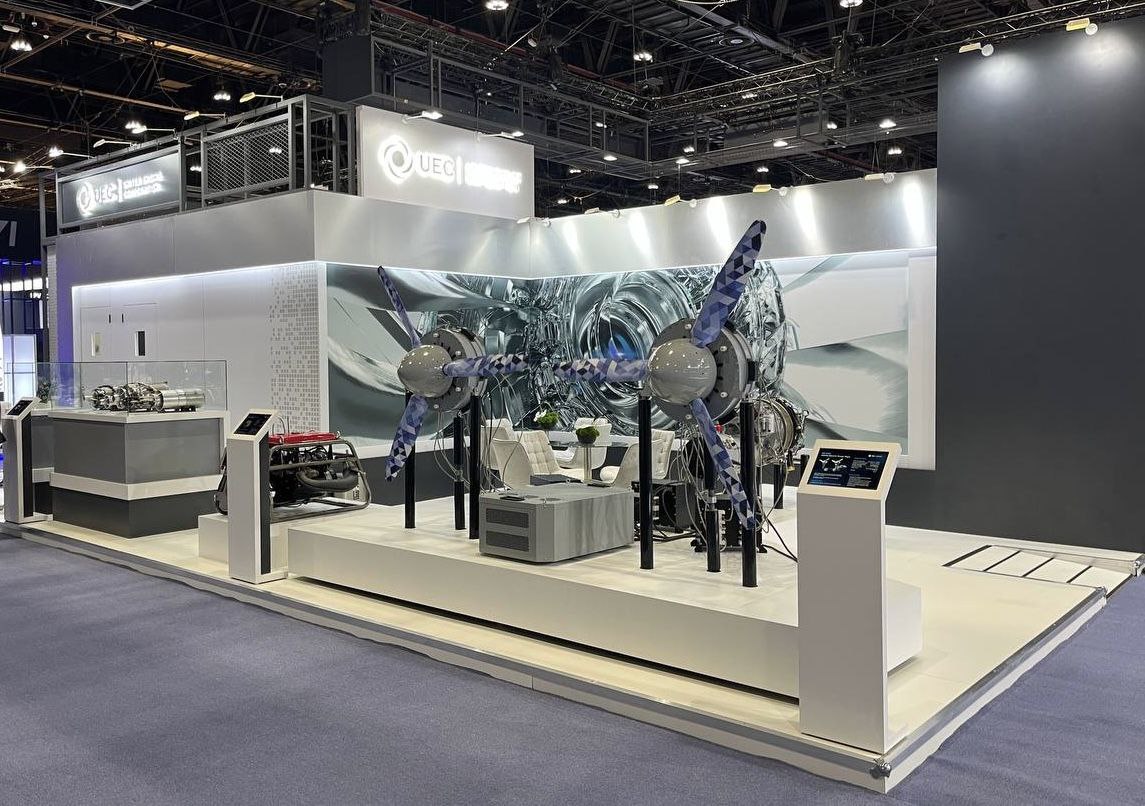 На Международной выставке Umex в Объединенных Арабских Эмиратах входящая в Ростех Объединенная двигателестроительная корпорация ОДК демонстрирует инновационные разработки которые развивают перспективное направление БПЛА различного типа В экспозиции ОДК представлен демонстратор гибридной силовой установки ГСУ мощностью 500 кВт который является уникальной разработкой в России Демонстратор ГСУ разработан предприятием ОДК Климов на базе вертолетного двигателя ВК 650В Благодаря применению ГСУ последовательной схемы можно создавать летательные аппараты с новыми функциональными возможностями самолёты с вертикальным или сверхкоротким взлётом и посадкой конвертопланы ГСУ включает в себя газотурбинный и электрические двигатели электрический генератор аккумуляторные батареи и силовую электронику Совмещение газотурбинного и электрического двигателей обеспечивает основное преимущество ГСУ 500 относительно чисто электрических силовых установок увеличение дальности и продолжительности полетов На предприятии ОДК Климов завершена пятилетняя научно исследовательская работа Ее результатом стало успешное создание демонстратора ГСУ мощностью 500 кВт который прошел стендовые испытания и подтвердил заложенные технические решения Также разработаны энергоузел мощностью 35 кВт и модуль высокомощной аккумуляторной батареи мощностью 25 кВт На волне развития тяжелых беспилотников мы наблюдаем активный рост гибридного и электрического направления и представленные разработки станут актуальным решением для перспективных БПЛА Мы уже отмечаем живой интерес со стороны российских и зарубежных разработчиков беспилотных аппаратов к ГСУ энергоузлу и модулю АКБ рассказал директор по перспективным разработкам главный конструктор ОДК Климов Михаил Шемет Модуль высокомощной аккумуляторной батареи АКБ мощностью 25 кВт применяется в составе перспективных гибридных и электрических силовых установок различных типов летательных аппаратов Среди его преимуществ иммерсионная жидкостная система охлаждения дублированная система контроля и управления с активной балансировкой Это собственная разработка предприятия ОДК Климов аналогов которой в России не существует Уникальность используемой в АКБ иммерсионной системы охлаждения заключается в том что она обеспечивает длительный разряд батареи на пиковых мощностях быструю зарядку а также больший срок службы Такие технические характеристики являются оптимальным решением для летательных аппаратов с ГСУ а также могут быть использованы на наземном транспорте Энергоузел на базе поршневого двигателя мощностью 35 кВт является эффективной альтернативой аккумуляторных батарей и предназначен для обеспечения питания электрических двигателей мультироторных беспилотных летательных аппаратов и специальных наземных транспортных платформ Он также может применяться в качестве бензогенератора для выработки электрической энергии Возможность использования при температурах от 40 С до 55 С делает его универсальным В отличие от аккумуляторов энергоузел обладает более высокими энергетическими параметрами что позволяет повысить дальность и длительность полетов БПЛА В экспозиции также представлены малоразмерные турбореактивные двигатели ОДК в классе мощности от 40 до 150 кгс которые имеют высокую топливную эффективность простую в эксплуатации систему смазки и низкую по сравнению с аналогами массу Также демонстрируется турбогенератор RH50 работающий на керосине Разработки устанавливаются на российские БПЛА различной компоновки и планеры и могут применяться в перспективных летательных аппаратах сообщает пресс служба ОДК