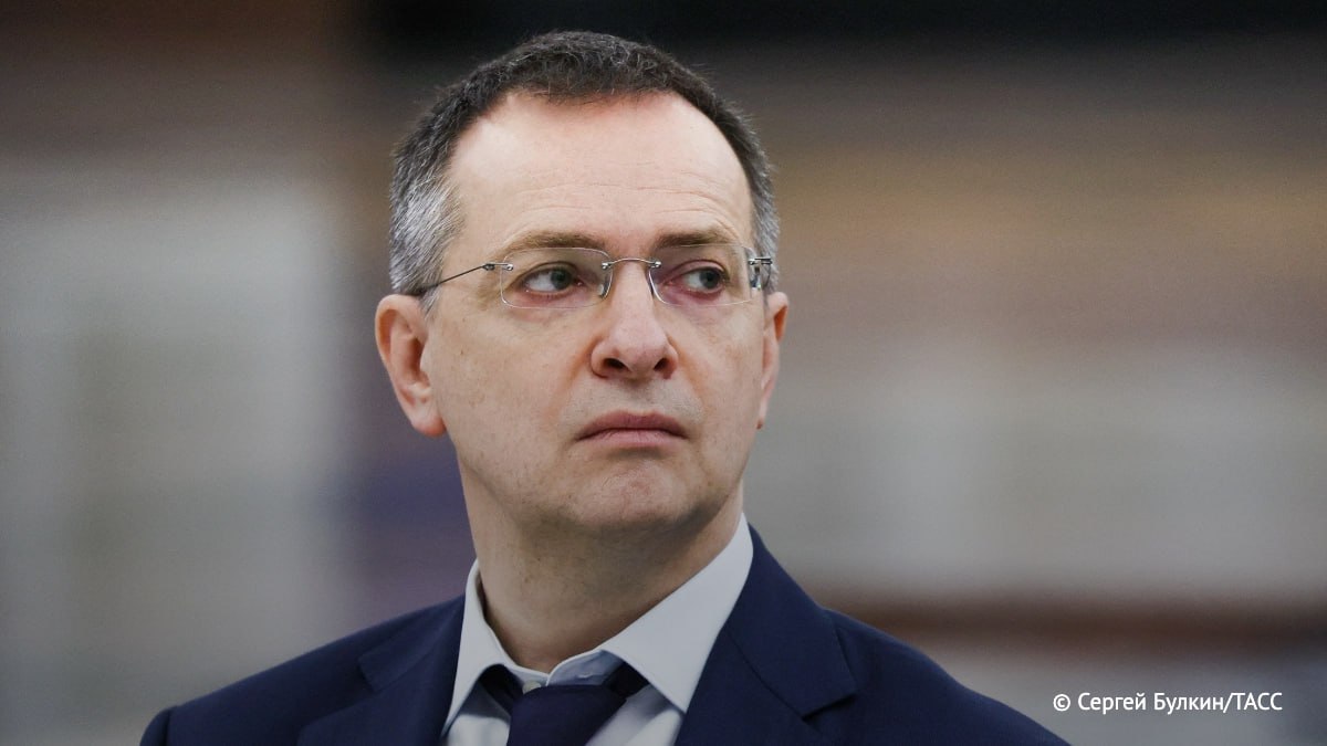 Мединский уверен что мобильные телефоны в школах отвлекают и мешают Родителям не стоит препятствовать решениям школы в подобных вопросах подчеркнул в комментарии телеканалу Россия 24 помощник российского президента