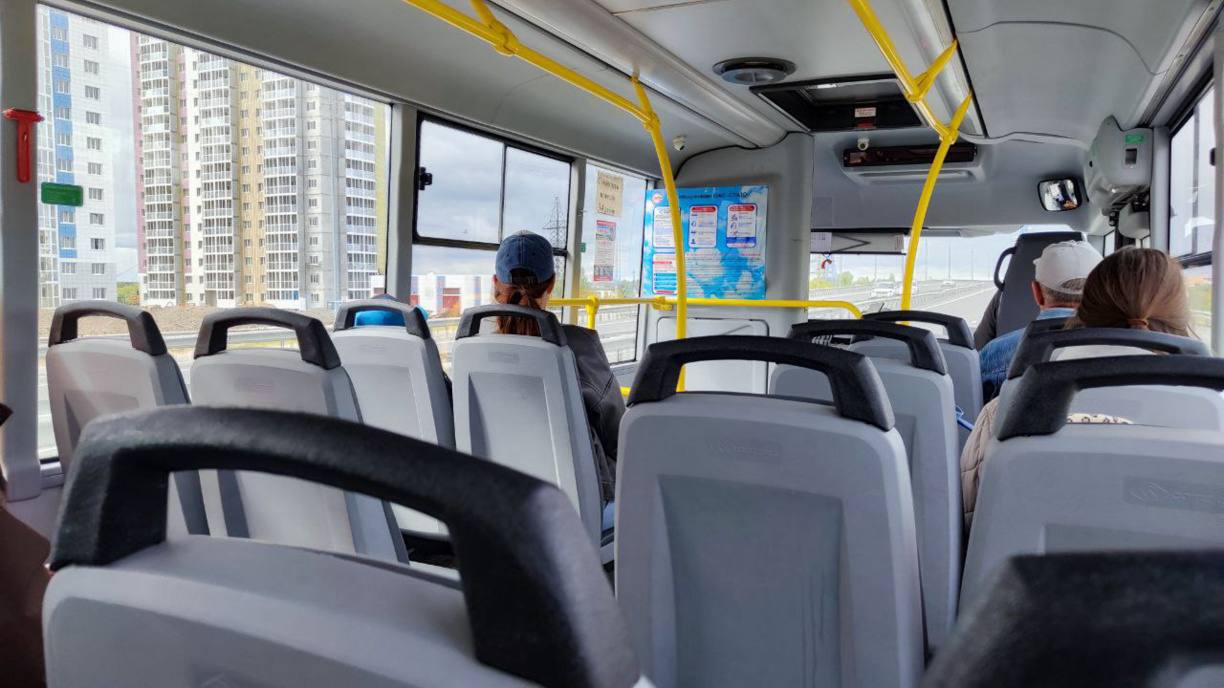 На популярный во Владивостоке автобусный маршрут вышли новые автобусы   Автобус 95 по маршруту Поликлиника 9 площадь Борцов Революции с сегодняшнего дня пополнился пятью дополнительными единицами транспорта Пассажиров будут ждать новые автобусы производства белорусского завода МАЗ которые поступили во Владивосток в конце 2025 года На предстоящей неделе новые автобусы получит и маршрут 15к с сообщением Изумруд Трудовая Новые автобусы производства белорусского завода МАЗ и два автобуса среднего класса модели ПАЗ В этом году будут доставлены ещё четыре автобуса Источник shestakovblog vmfareast