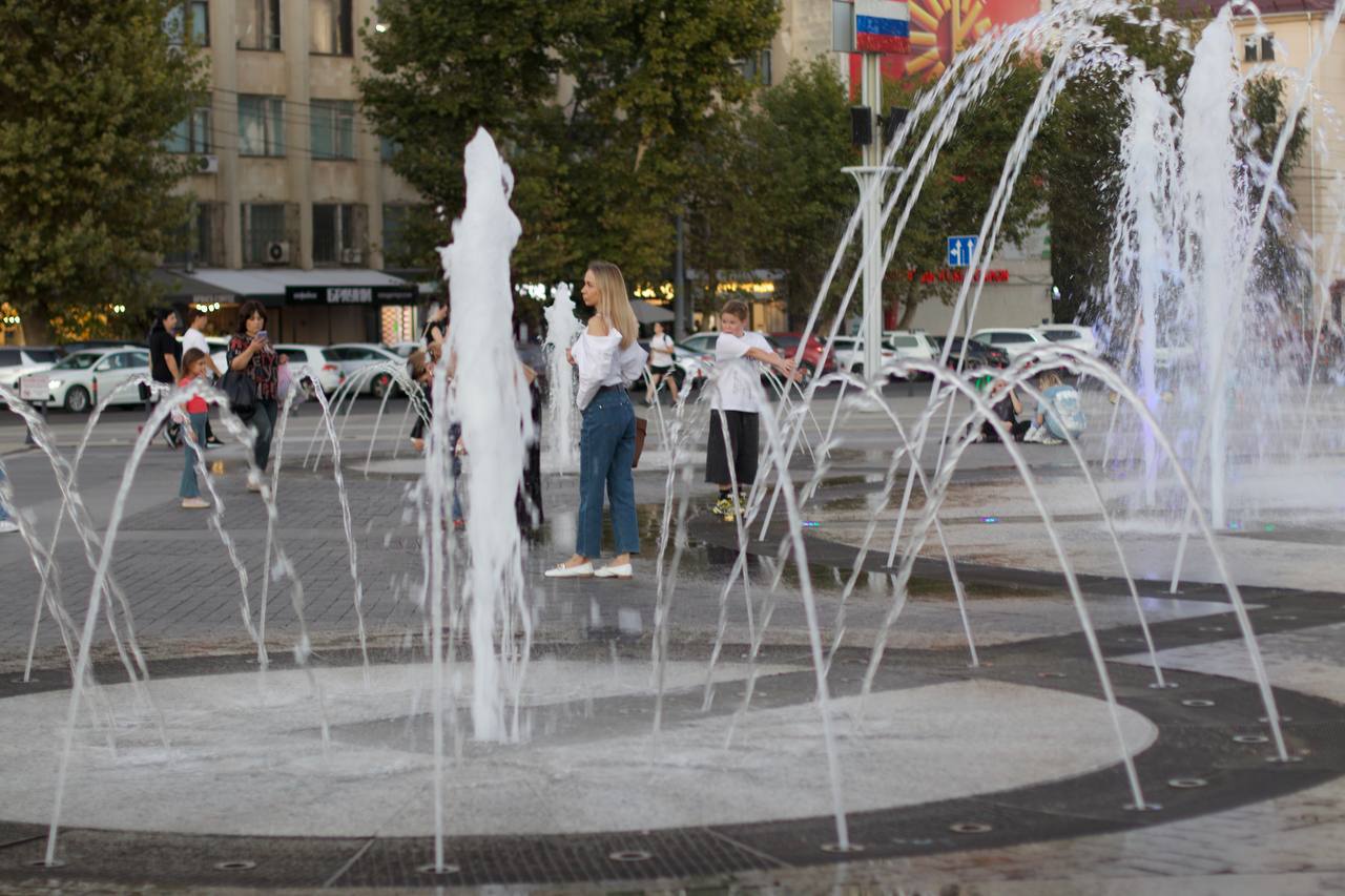 Фонтаны — не для купания! Власти Краснодара напомнили: залезать в городские фонтаны нельзя — за это можно получить штраф до 1000 рублей. Но дело даже не в деньгах. Вода в фонтанах техническая и может быть опасной — есть риск подхватить кишечную инфекцию. Дно скользкое, внутри — трубы и оборудование. Легко упасть, ушибиться или получить серьёзную травму. Лучше выбрать безопасное место для освежения — например аквапарк или пляж в станице Динской. #вгороде Телеканал «Краснодар» написать
