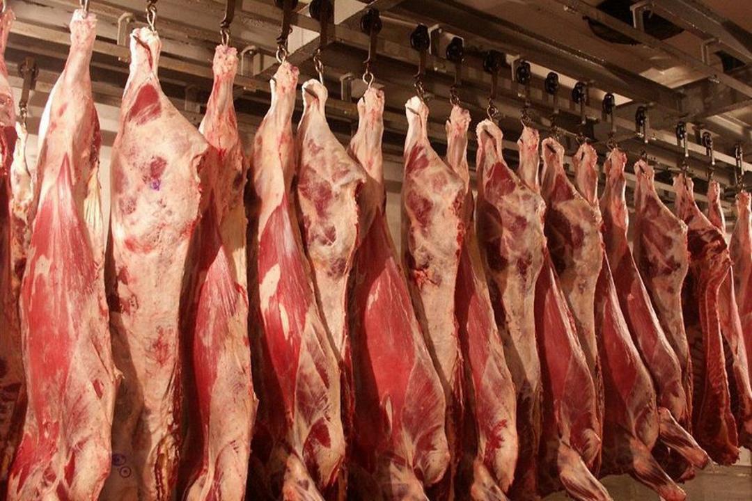 Почему дорожает мясо в Казахстане рассказали в Минсельхозе Главной причиной роста цен в ведомстве назвали повышение тарифов электроэнергия 11 3 газ 15 9 вода до 96 Серьезное влияние на удорожание мяса оказывают посредники добавили в Минсельхозе Кроме того в республике перестали поддерживать животноводов селекционеров к тому же скакнули цены на корма ГСМ ветпрепараты Оптовые цены на мясо КРС в живом весе от производителей составляют 2400 3100 тенге 4 4 5 7 за килограмм розничные 3000 3700 тенге 5 5 6 8 за килограмм в зависимости от региона поделились ведомстве При этом поголовье крупного рогатого скота в конце июля составило 8 7 млн голов из которых 2 7 млн телят 17 9 год к году За январь июль в стране произведено 608 8 тысячи тонн мяса 1 8 в том числе 205 7 тысячи тонн говядины Это подтверждает достаточное предложение на внутреннем рынке и устойчивое развитие отрасли считают в Минсельхозе sputnikKZ