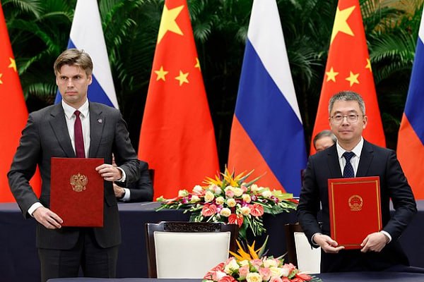 Россия и Китай договорились продолжить наращивание сотрудничества по всем направлениям космической деятельности Об этом говорится в совместном коммюнике по итогам встречи глав правительств России и Китая которая состоялась 3 ноября передаёт ТАСС Стороны договорились углублять контакты по всем направлениям космической деятельности поддерживать проекты по созданию Международной научной лунной станции и координации планируемых российских и китайских миссий по исследованию Луны а также обеспечить выполнение пунктов меморандума о взаимопонимании между государственной корпорацией Роскосмос и Китайской национальной космической администрацией о сотрудничестве в области создания лунной электростанции для Международной научной лунной станции