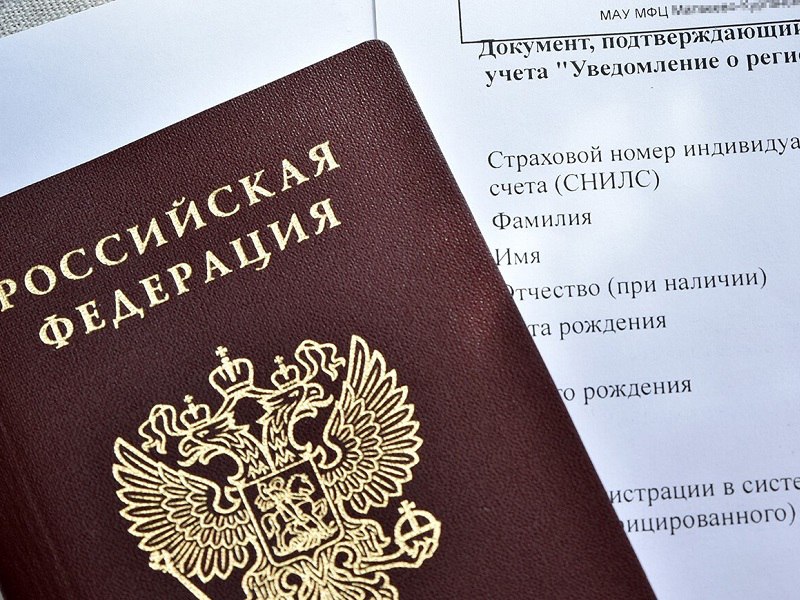 В 2025 году Отделение СФР по РСО-Алания проактивно оформило СНИЛС двум тысячам новорожденных Процесс оформления лицевого счета ребенка с 2020 года проходит в проактивном режиме на основании данных, полученных из органов ЗАГС. Страховой номер индивидуального лицевого счета СНИЛС малыша направляется в личный кабинет мамы на портале госуслуг. Этот электронный сервис доступен тем мамам, которые имеют подтвержденную учетную запись на портале. Для чего нужен СНИЛС: - получения на малыша полиса обязательного медицинского страхования; - получения бесплатных медицинских услуг в больницах и поликлиниках; - и т.д. СНИЛС служит идентификатором сведений о гражданине в системе межведомственного взаимодействия. С его помощью государственные структуры самостоятельно запрашивают необходимые документы для оказания различных государственных услуг и предоставления социальных льгот. Таким образом, граждане тратят меньше времени на получение справок и документов, которые необходимо представить в различные ведомства.