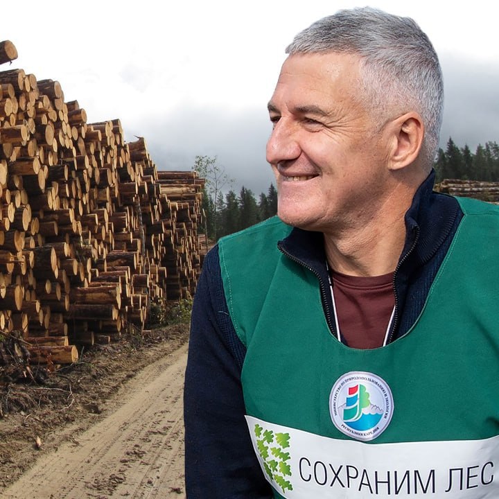 #Карелия #лес «Лысый город». В Карелии хотят доплачивать инвесторам за вырубки леса. Такой законопроект был внесен в региональный парламент губернатором Артуром Парфенчиковым еще в ноябре прошлого года. Продержав документ полгода, депутаты начали рассматривать его в мае. Вчера перед ними на заседании комитета по экономической политике выступил и.о. главы Минэкономразвития Карелии Александр Ломако. Чиновник уверял, что инвесторам просто необходимо частично возвращать затраты на снос зеленых насаждений из республиканского бюджета, потому что это поможет выполнить задачу, поставленную президентом страны Владимиром Путиным, — увеличить к 2030 году объем инвестиций на 60%. С этим утверждением поспорила депутат Заксобрания Эмилия Слабунова, которая считает, что окружающая среда тоже влияет на инвестиционную привлекательность регионов. А если Петрозаводск превратится в «лысый город», лишившись лесопарковых зон, это повредит всем: и бизнесу, и местным жителям, которые в том числе работают на бизнес.