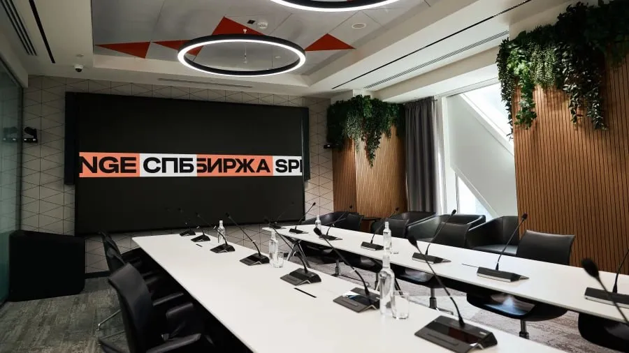 Объём торгов на СПБ бирже в апреле вырос в 1 6 раза Стоимостной объём сделок за апрель 2026 года достиг 180 05 млрд рублей что в 1 6 раза больше чем год назад В месячном выражении показатель сократился на 25 12 Число активных счетов инвесторов составило 1 74 млн это в 6 6 раза превышает прошлогодний результат Среднедневной объём торгов с учётом выходных 6 млрд рублей В марте стоимостной объём сделок составлял 240 45 млрд рублей а количество активных счетов достигло 1 91 млн 9 к февралю СПБ биржа российский организатор торгов с собственной расчётно клиринговой инфраструктурой на основе высокоскоростной IT платформы Данные приводит газета Ведомости Подробнее   Подпишись на MASHNEWS в МАХ