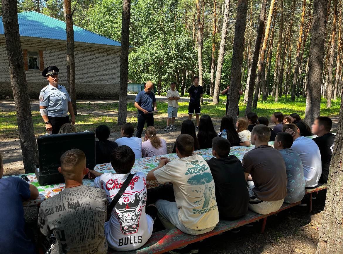 Волгоградские полицейские совместно с представителями учреждений здравоохранения продолжают профилактическую работу среди воспитанников детских баз отдыха и оздоровительных лагерей региона. Местом посещения стала детская база отдыха «Спутник» в Новониколаевском районе, а также центр детского загородного отдыха «Орленок на Ахтубе» в Среднеахтубинском районе. В мероприятиях приняли участие сотрудники Управления по контролю за оборотом наркотиков, а также экспертно-криминалистического центра регионального Главка МВД, специалисты Волгоградского областного клинического наркологического диспансера и областного центра по профилактике и борьбе со СПИД и другими инфекционными заболеваниями. В детских лагерях были организованы тематические площадки, где подросткам рассказывали о нормах российского законодательства в сфере противодействия незаконному обороту наркотиков, о безопасном поведении в сети Интернет, а также о тяжёлых последствиях немедицинского употребления наркотических средств и психотропных веществ. Кроме того, ребята получили возможность познакомиться с работой экспертов-криминалистов и узнать, как современные технологии помогают раскрывать преступления. Профилактические мероприятия проводятся с целью формирования у подрастающего поколения ответственного отношения к своему здоровью и жизни. Подобные встречи не только помогают детям осознать важность соблюдения закона и личной безопасности, но и способствуют укреплению доверительных отношений между подрастающим поколением и правоохранительными органами. #ЛетоБезОпасности