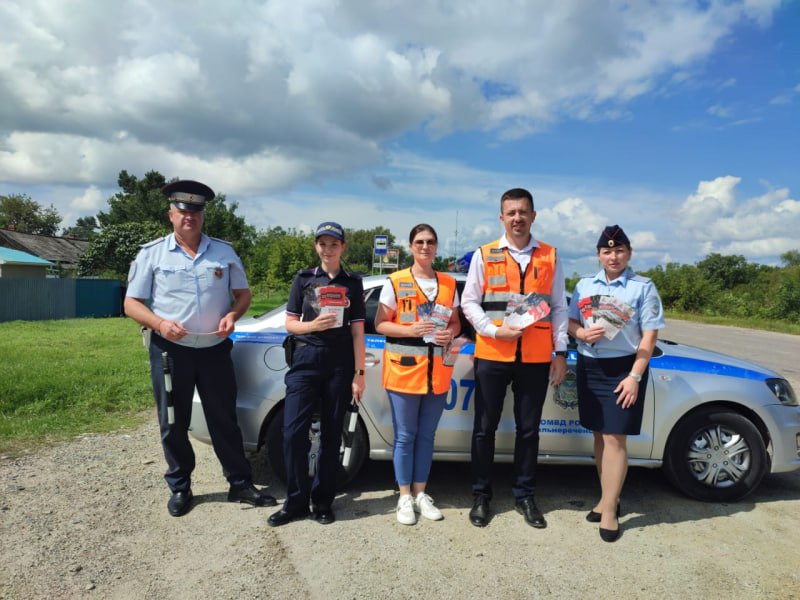 В Дальнереченске Приморского края полицейские и железнодорожники провели профилактическую акцию «Внимание: переезд!»  В целях снижения уровня аварийности на железнодорожных переездах сотрудники Госавтоинспекции МО МВД России «Дальнереченский» совместно с представителями Ружинской дистанции пути на территории Дальнереченского городского округа провели профилактическую акцию «Внимание: переезд!».  Напомним, в соответствии со статьей 12.10 Кодекса об административных правонарушениях Российской Федерации, за нарушение правил проезда железнодорожных переездов предусмотрен штраф в размере 5000 рублей или лишение права управления транспортными средствами на срок  от 3 до 6 месяцев. При повторном нарушении - до 1 года.  Организаторы мероприятия призывают водителей неукоснительно соблюдать Правила дорожного движения при пересечении железнодорожных путей, не подвергать опасности свою жизнь и жизнь окружающих. Не искушайте судьбу – не рискуйте!