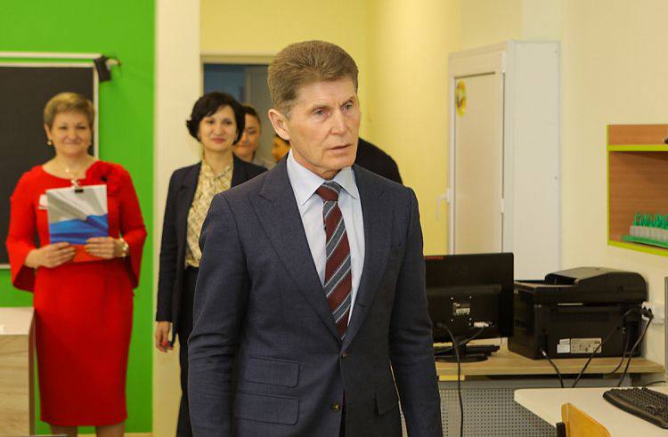 В Приморье в 2025 году ремонтируется 19 учреждений образования Капитальные ремонты и модернизация учреждений образования в Приморье проводятся благодаря нацпроектам Молодёжь и дети и Семья На субсидирование капитальных ремонтов краевых и муниципальных образовательных учреждений Приморья в 2025 году направят более 900 млн рублей губернатор Олег Кожемяко считает ремонт объектов образования спортзалов и пищеблоков кровли и фасада коммуникаций и внутренних помещений одним из главных приоритетов бюджетной политики Ремонтные работы завершены на 10 объектах Владивостокского Кировского Уссурийского Пожарского и Чугуевского муниципальных образований И в одном краевом учреждении расположенном в Находкинском городском округе Также на стадии завершения находятся две школы Дальнегорского городского округа две школы в Ханкайском и Лесозаводском муниципальных округах и коррекционная школа интернат в Шкотовском муниципальном округе Работы планируется завершить в срок до 1 декабря рассказала зампред правительства Приморья Эльвира Шамонова К этой же дате завершатся ремонтные работы в двух детских садах Владивостокского и Лесозаводского городских округов По инициативе Президента России Владимира Путина программа капитального ремонта детских садов и школ будет продолжена до 2030 года