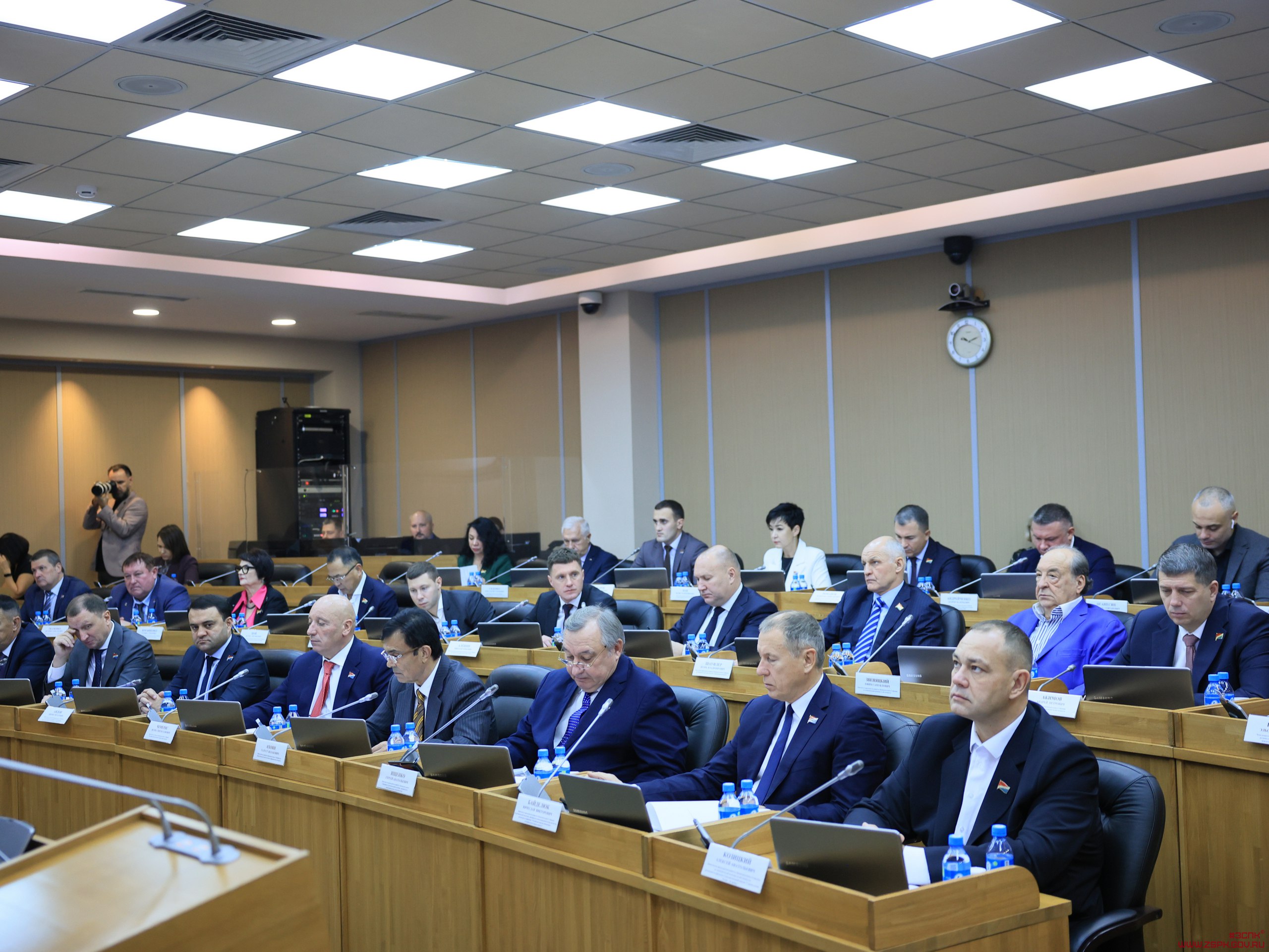 Меры поддержки для многодетных семей расширили в Приморье Депутаты внесли изменения в краевой закон О социальной поддержке многодетных семей проживающих на территории Приморского края Как сообщил председатель комитета по социальной политике и защите прав граждан Игорь Чемерис законопроект по рекомендации Министерства труда и социальной защиты РФ сохраняет право на предоставление мер социальной поддержки для многодетных семей имеющих в своем составе совершеннолетних детей с инвалидностью не достигших возраста 23 лет независимо от факта обучения их в образовательной организации Для дополнительной поддержки семей имеющих ребенка инвалида законопроект также предусматривает возможность компенсации из средств регионального материнского семейного капитала приобретенных товаров услуг и мероприятий не входящих в федеральный перечень но рекомендованных ребенку инвалиду индивидуальной программой реабилитации или абилитации Полностью читайте на нашем сайте Подписывайтесь на новости парламента