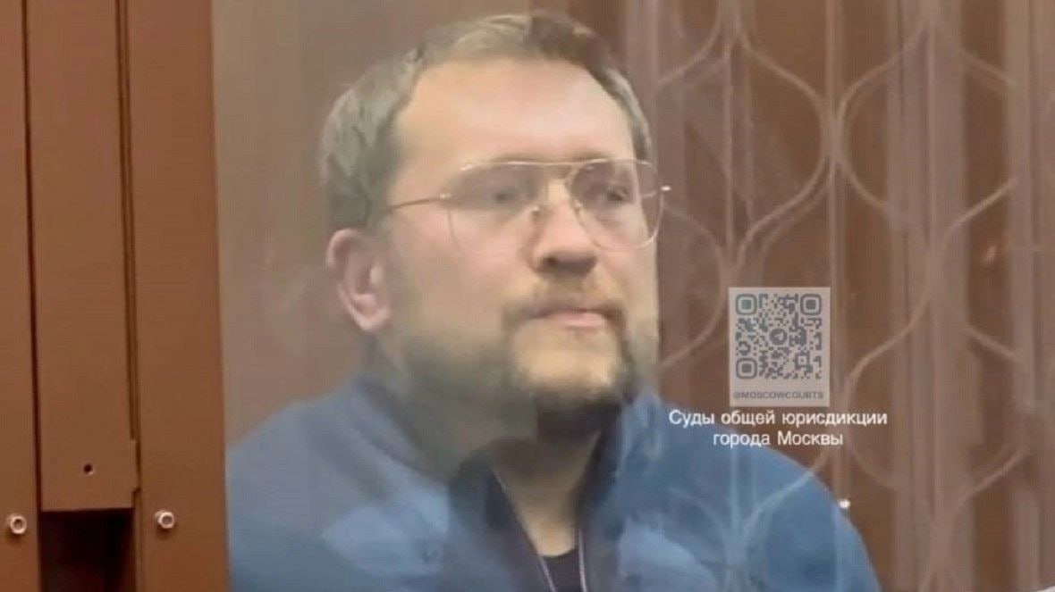 Главу омского минцифры Цуканова выпустили из СИЗО что известно По данным издания Новый Омск бывшего министра цифрового развития и связи Омской области Дениса Цуканова выпустили из следственного изолятора Обстоятельства его дела остаются неясными неизвестно избрана ли ему новая мера пресечения или дело прекращено Официальная информация не обновлена а запросы в Басманный суд и администрацию губернатора пока без ответа Напомним что чиновник был задержан 12 декабря 2024 года по обвинению в растрате бюджетных средств в особо крупном размере ч 4 ст 160 УК РФ в период его работы в правительстве ДНР Затем Цуканова этапировали в Москву где 13 декабря Басманный суд отправил его под домашний арест на 1 месяц и 30 суток В январе меру пресечения ужесточили экс министра перевели в СИЗО до 11 мая 2025 года Цуканова обвиняют в хищении бюджетных средств во время работы заместителем председателя правительства ДНР октябрь 2022 май 2023 Ущерб оценивается более чем в 1 млн рублей Вторым фигурантом дела проходит экс руководитель аппарата правительства ДНР Денис Петкун С декабря 2024 Цуканов отстранен от должностей вице губернатора и министра цифрового развития хотя официальной отставки не последовало Исполняющим обязанности главы минцифры назначен Максим Макаленко Ждем официальных заявлений СКР или суда Фото телеграм канал Суды общей юрисдикции города Москвы Написать в редакцию можно здесь gorod55ru