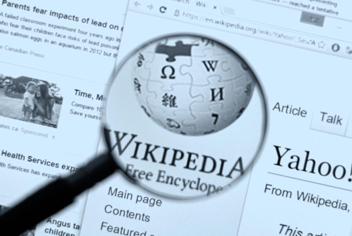 Википедия теряет читателей из за нейросетей Фонд Wikimedia сообщил что число реальных читателей Wikipedia постоянно падает и чаще всего странички мировой энциклопедии посещают боты И речь идет не только о ChatGPT или Copilot которые ищут ответы на вопросы пользователей но и о поисковых ботах которые массово собирают данные из Википедии для обучения моделей Только за последние полгода они увеличили нагрузку на сервера Wikimedia сразу на 50 не принеся никакого профита и ставя под удар существование самой энкцилопедии которая не является коммерческим проектом Мой Компьютер
