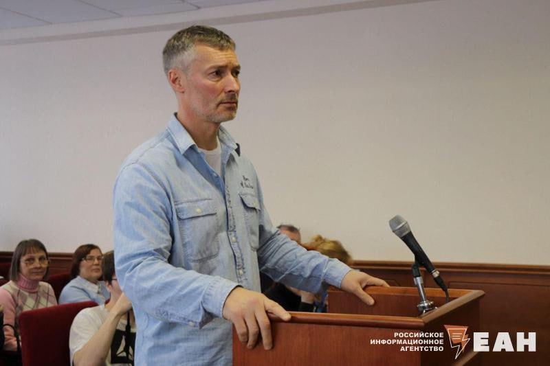 «Фонд Ройзмана » не смог обжаловать результаты проверки, из-за которой его ликвидировали В Арбитражном суде Свердловской области рассматривался иск об оспаривании акта проверки и действия сотрудников областного управления Минюста РФ. По первому пункту суд прекратил производство, по второму требованию свердловский Арбитраж отказал истцам, рассказал ЕАН адвокат Роман Речкин. Напомним, что на основании этой проверки Октябрьский районный суд Екатеринбурга 14 апреля ликвидировал «Фонд Ройзмана ». Евгений Вадимович Ройзман внесен Минюстом в реестр физических лиц, выполняющих функцию иноагента.