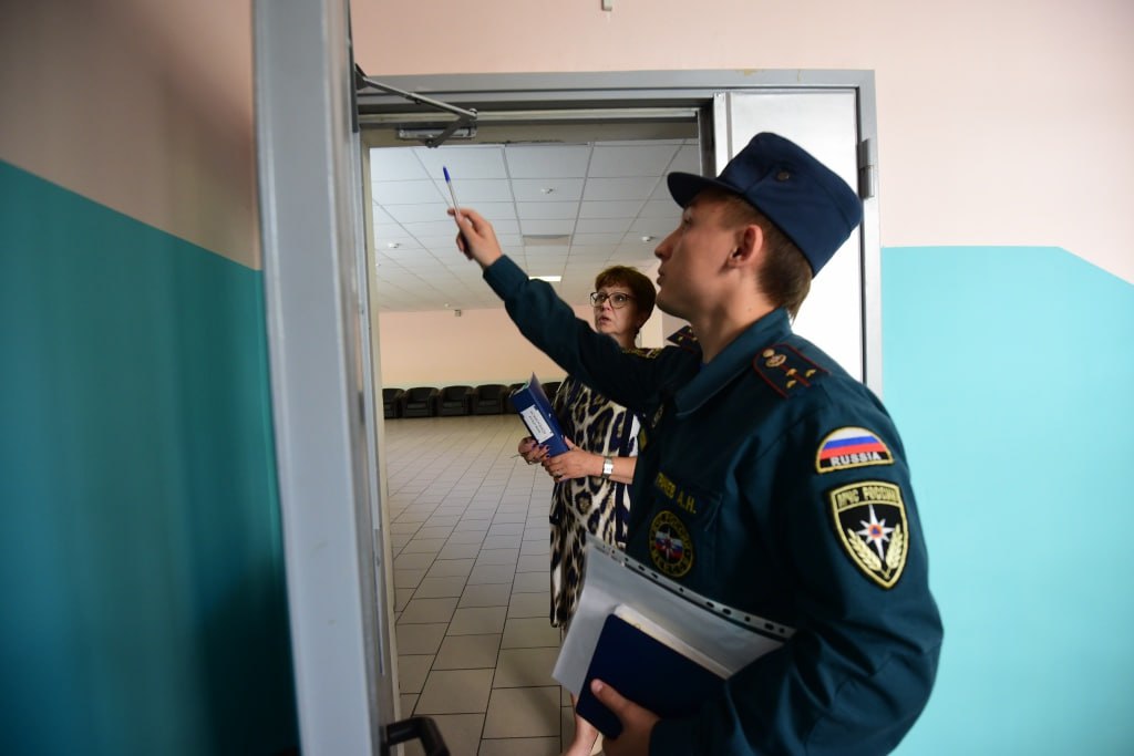 Сотни свердловских школ нарушают правила пожарной безопасности На Среднем Урале 259 школ нарушают правила пожарной безопасности Главный инспектор Свердловской области по пожарному надзору Сергей Махнев проинформировал что в регионе остаётся актуальным вопрос нарушений установленных норм особенно в преддверии начала учебного года Было установлено наличие проблем с обеспечением инженерных систем охраны организацией службы физической охраны и функционированием системы видеонаблюдения Эти меры направлены на повышение уровня защищённости детей и сотрудников школ Подписаться на Жизнь в Екб