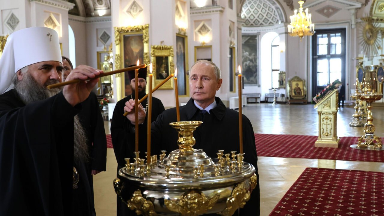 Владимир Путин — верующий, церковный человек. Об этом рассказал патриарх Московский и всея Руси Кирилл после богослужения в Петропавловском соборе Санкт-Петербурга. "Владимир Владимирович никогда не стыдится ни в храм прийти, ни причаститься Святых Христовых Тайн. Как важно это для всего народа — добрый пример доброго христианина", — отметил патриарх.