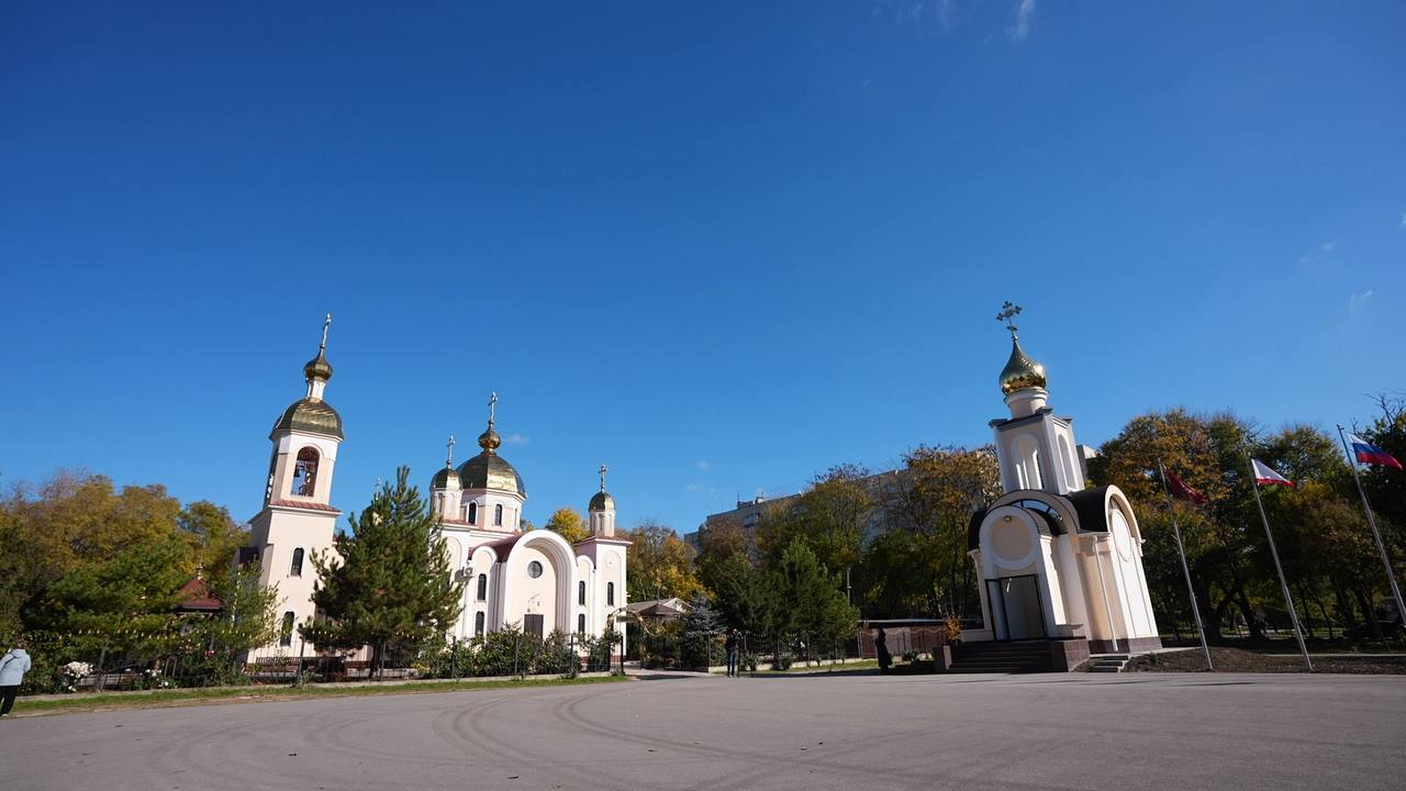 В Керчи при храме апостола Андрея Первозванного освятили часовню которую открыли в память об участии кубанских казаков в Крымской весне Февраль 2014 года стал судьбоносным и для жителей Крыма и конечно для всей нашей страны Тогда крымчане приняли твердое решение быть вместе со своей исторической Родиной При поддержке Президента России это стало возможным Одними из первых братскому народу на помощь пришли кубанские казаки Более сотни добровольцев высадились в Керчи в этом храме им предоставили ночлег и оказали поддержку В течение следующих дней еще около 900 казаков встали на защиту охраняя стратегические объекты полуострова и обеспечивая порядок до референдума Сегодня вместе с казаками крымчанами главой республики Сергеем Аксеновым и депутатом Госдумы Николаем Долудой приняли участие в освящении часовни Это святое место будет напоминать нам о тех событиях и важности нашего единства Ведь Кубань и Крым всегда связывали крепкие узы добрососедства и взаимовыручки Уверен вместе мы преодолеем любые вызовы и защитим будущее нашей общей Родины России Подписывайтесь на мой канал в MAX