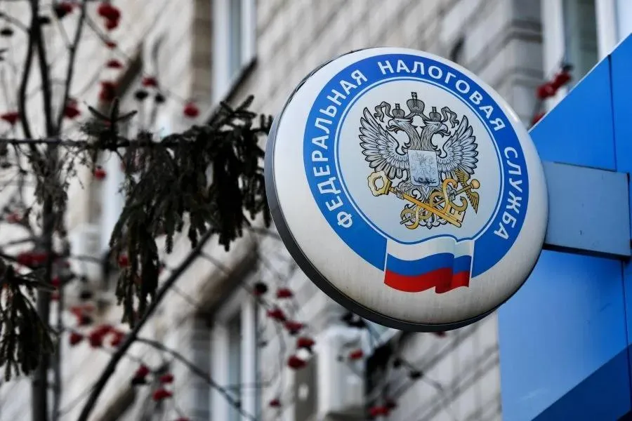 ФНС начала кампанию по борьбе с дроблением бизнеса и скрытой занятостью Поводом для усиления проверок стали изменения в налоговом законодательстве вступившие в силу с 2026 года Патентная система налогообложения теперь доступна только индивидуальным предпринимателям с доходом не более 20 млн руб в год Кроме того порог обязательной уплаты НДС снижен с 60 млн до 20 млн руб годовой выручки Эти изменения вынудили многих предпринимателей перейти на упрощенную систему налогообложения Автоматизированная система ФНС отбирает потенциальных нарушителей по формальным критериям В группу риска попадают индивидуальные предприниматели связанные родством или имеющие общую трудовую историю При этом реальная хозяйственная деятельность часто не анализируется   Руководитель налоговой практики юридической фирмы АНП Зенит Екатерина Филонова пояснила что в настоящее время сформировано более 30 признаков дробления бизнеса Среди основных взаимозависимость между индивидуальными предпринимателями или компаниями осуществление одинаковых видов деятельности использование единого бренда и общих ресурсов а также формальная передача бизнеса от одного субъекта другому Читайте нас в Тelegram MAX VK