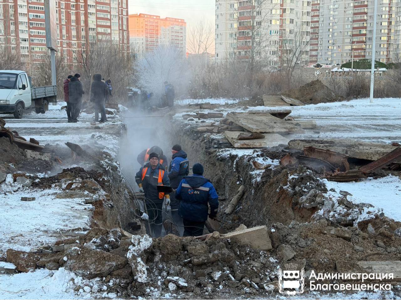 Теплоснабжение пяти домов и одного детского сада в микрорайоне планируют восстановить сегодня На место коммунальной аварии выехал мэр Олег Имамеев Накануне порыв на изношенных сетях оставил без отопления пять многоквартирных домов на улице Игнатьевское шоссе 12 2 12 3 12 4 12 6 Студенческая 21 а также детский сад Прогимназия  Работы Амурские тепловые сети начали оперативно однако из за затопления системы место порыва удалось определить только вечером Коммунальщики работали всю ночь пришлось вскрыть дорожное полотно на улице Студенческой Сейчас движение автомобилей там перекрыто До вечера предстоит заменить 80 метров прогнившей трубы Восстановить отопление в пяти домах микрорайона планируем сегодня после 18 00 Ресурсники работали всю ночь Сети на этом участке в ужасном состоянии Заменим порядка 80 метров Открыть дорогу для проезда поручил уже завтра Решаем вопрос о введении режима ЧС муниципального уровня отметил мэр Олег Имамеев