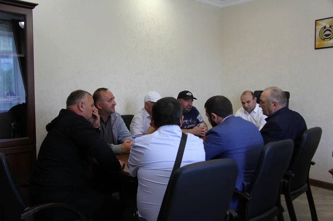 Три официальные площадки для празднования Курбан-байрам откроются в Черкесске  ⏩В столице республики подготовлены три специализированные площадки для убоя и продажи жертвенных животных.  Официальные места жертвоприношения будут расположены по адресам:   проспект Ленина  бывший авторынок ;  въезд в поселок Юбилейный  убойная площадка справа ;  ИП Абазалиева  поворот на Знаменку .   Забой и продажа жертвенных животных будут осуществляться с 6 по 9 июня, ежедневно с 8:00 до 17:00.   Особое внимание будет уделено строгому соблюдению санитарно-экологических норм. По окончании праздника на всех площадках будет проведена генеральная уборка с полной дезинфекцией.  Источник: Мэрия города Черкесска