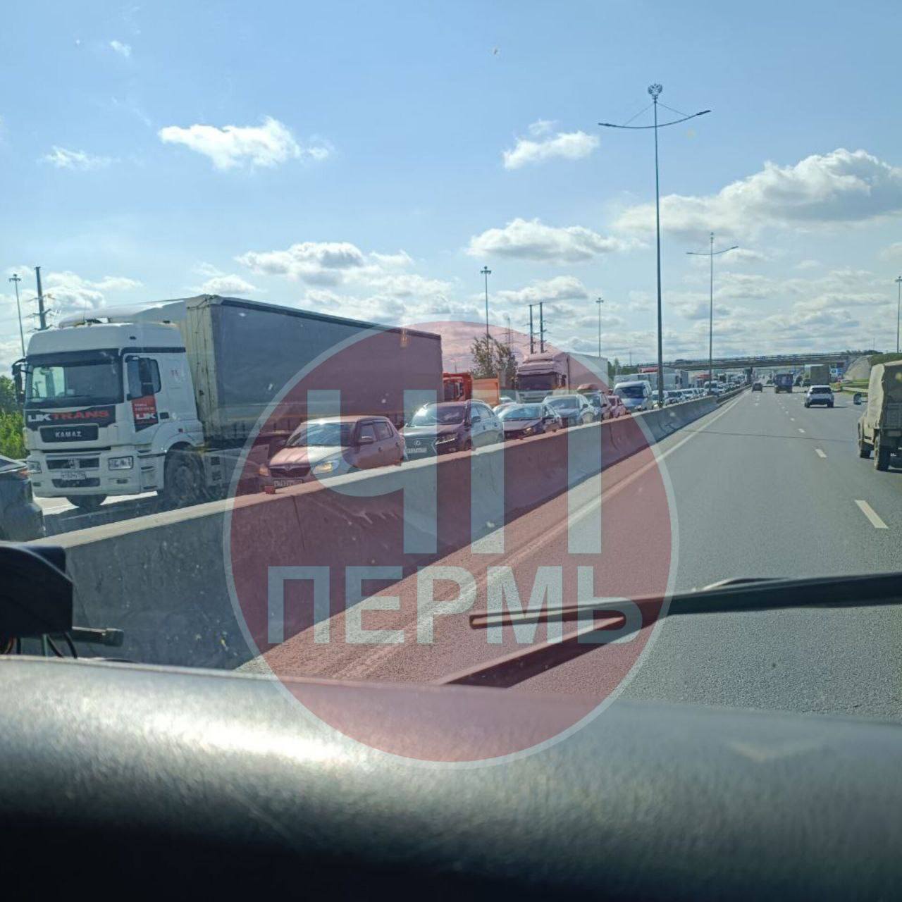 Весь Западный обход стоит Там образовался затор в четыре километра. Причина — несколько ДТП. В одном из них легковушка угодила под колеса большегруза. Также пробка в 2 километра растянулась рядом, на Верхне-Муллинской. : ТГ/ ЧП ДТП Пермь Подписаться Дать «буст»