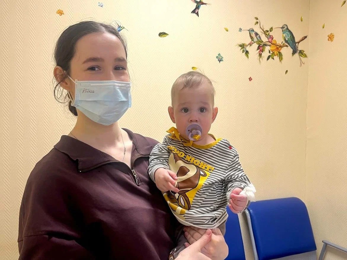 Нижегородец Родион стал одним из самых маленьких пациентов в России, которому выполнена пересадка почки  У ребенка обнаружили тяжелый нефротический синдром, почти год его вели медики НОДКБ, а в феврале пересадку почки сделали в НМИЦ им.Шумакова.  Врачи одновременно удалили неработающие почки и пересадили донорскую почку матери — так ребенок избежал диализа. Операцию выполнил зав.хирургическим отделением № 1 НМИЦ Шумакова, врач-хирург Джабраил Сайдулаев.  Семья уже вернулась в Нижний, а в Москву приезжают только для контрольных осмотров.