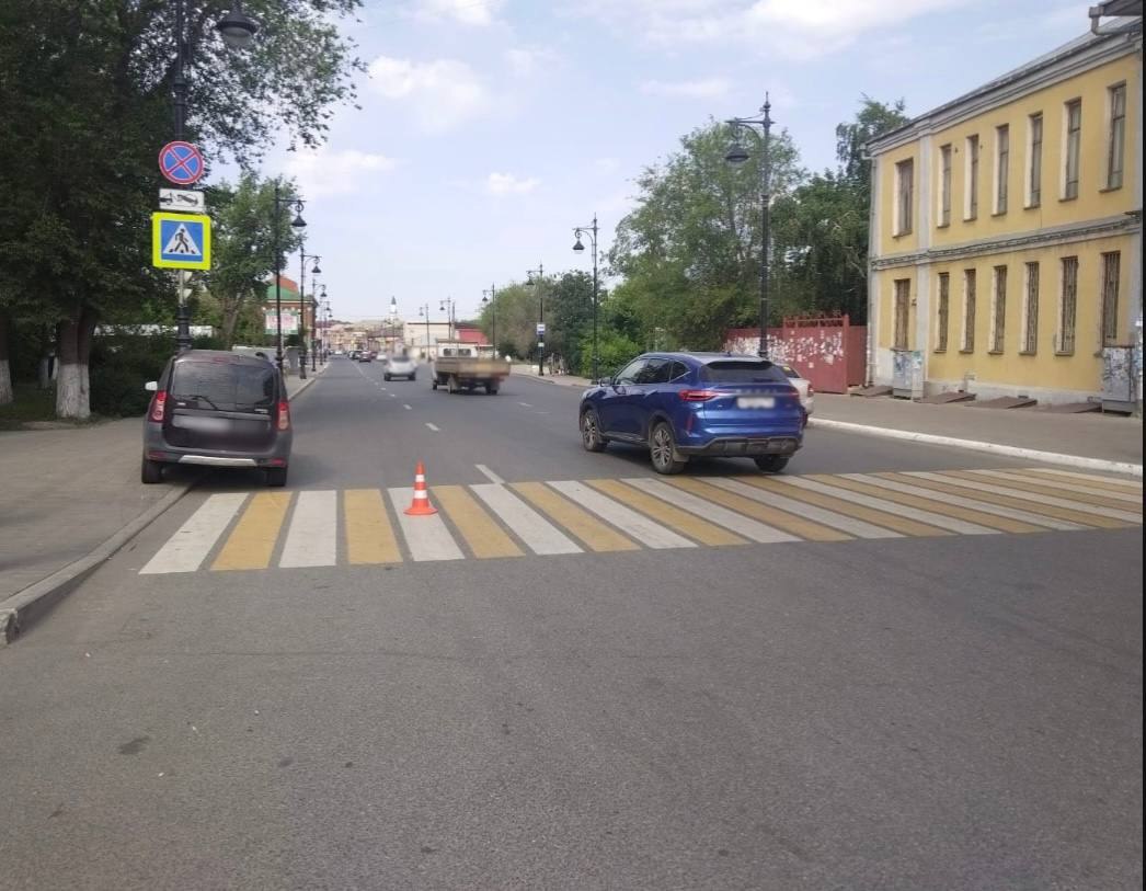 В Оренбурге около театра музкомедии «Лада» сбила женщину По данным полиции, 24-летний водитель «Лады Ларгус» ехал в сторону улицы Комсомольской, когда сбил 60-летнюю женщину. Горожанка переходила проезжую часть по регулируемому пешеходному переходу. Оренбурженка с различными травмами попала в больницу. Фото: УМВД России по Оренбургской области.