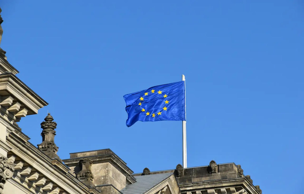 Западные СМИ сообщают что Европейский союз снимет введённые для российских граждан ограничения на визы когда российско украинский конфликт завершится Политолог Константин Блохин оценил в разговоре с Ридусом насколько вероятно такое развитие событий Сейчас неизвестно когда закончится СВО и как Запад будет относиться к нам после её окончания Если Запад будет настроен на нормализацию отношений с Россией тогда визы будут отменены Но пока что он напротив идёт по пути милитаризации Германия пытается создать самую мощную армию в Европе и увеличить военный бюджет до более чем триллиона долларов Поэтому большой вопрос сказал Блохин Ридусу www ridus ru n 732616 ridusnews