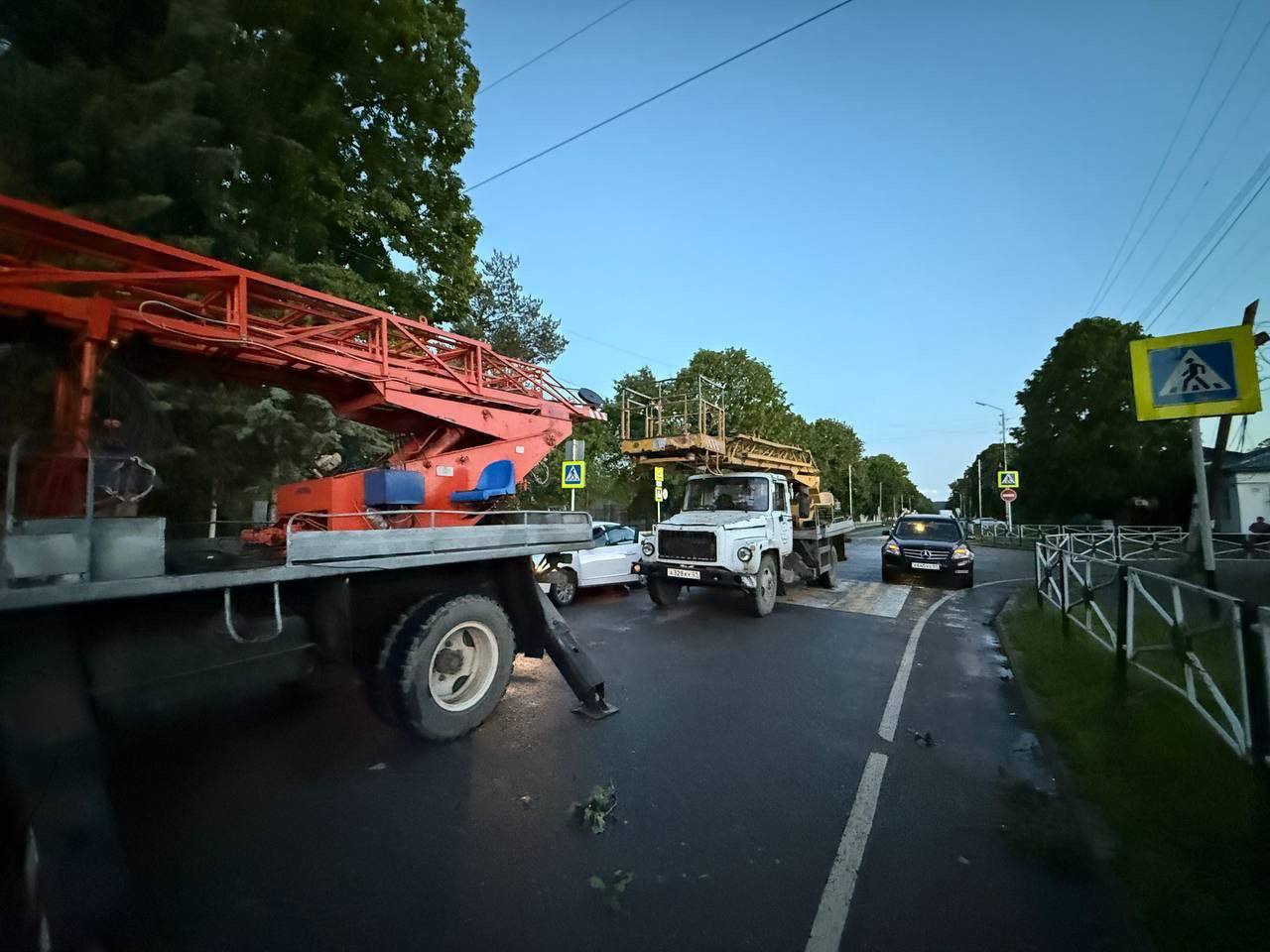 В столице Адыгеи устраняют последствия ураганного ветра В результате шквалистого ветра 20 мая в столице Адыгеи оказались повреждены линии электропередачи в разных микрорайонах города. В настоящее время фиксируются локальные нарушения энергоснабжения в связи с обрывами ЛЭП и падением деревьев. Над восстановлением работают аварийно-восстановительные бригады городских служб, подрядных организаций, специалисты электросетей. Коммунальные службы распиливают и вывозят с улиц упавшие деревья, ведут уборку общественных территорий. Четыре бригады Майкопской ТЭЦ отрабатывают адресные заявки по отключению света. Выполняются настройка светофоров, вышедших из строя в связи с отключением электроэнергии. Работы будут вестись до полного восстановления энергоснабжения.