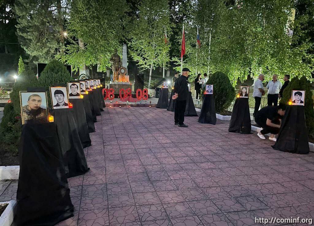 В Дзауском районе Южной Осетии пройдут памятные мероприятия, посвященные августовским событиям 2008 года Траурные мероприятия пройдут на Алее славы и памяти в центре поселка. Как сообщила «Ресу» начальник районного отдела культуры Анжела Санакоева, утром 8 августа состоится церемония возложение цветов, а вечером - траурный митинг «Свеча памяти». «Мы ежегодно отмечаем эту трагическую дату. Мероприятия начинаются возложением цветов, затем состоится митинг, на котором почтут память погибших в те тяжелые дни. В ходе мероприятия мы покажем архивные кадры войны, а также установим портреты погибших из Дзауского района», - рассказала Санакоева. Она отметила, что жители района примут участие также в траурных мероприятиях, посвященных годовщине войне августа 2008-го, в Цхинвале. ИА РЕС